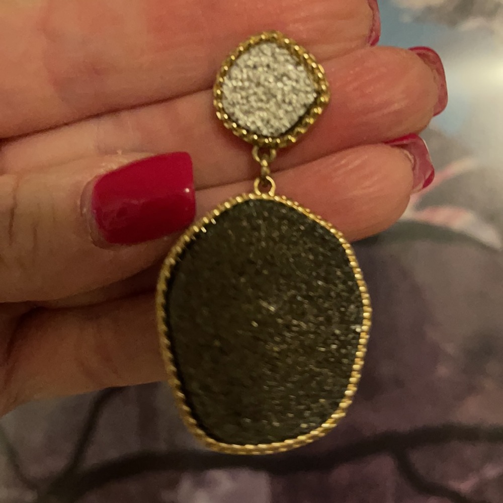 Gorgeous sparkle stone earrings 💫